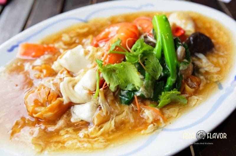 Beef and 2 Seafood Hor Fun (Best Singaporean Flat Rice Noodles in Gravy)